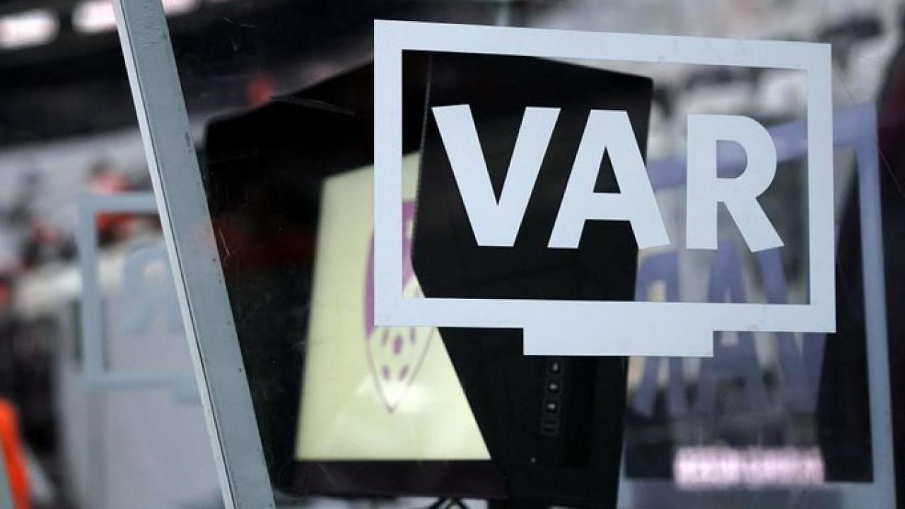 Beşiktaş taraftarından VAR protestosu! Stadın dışına pankart astılar