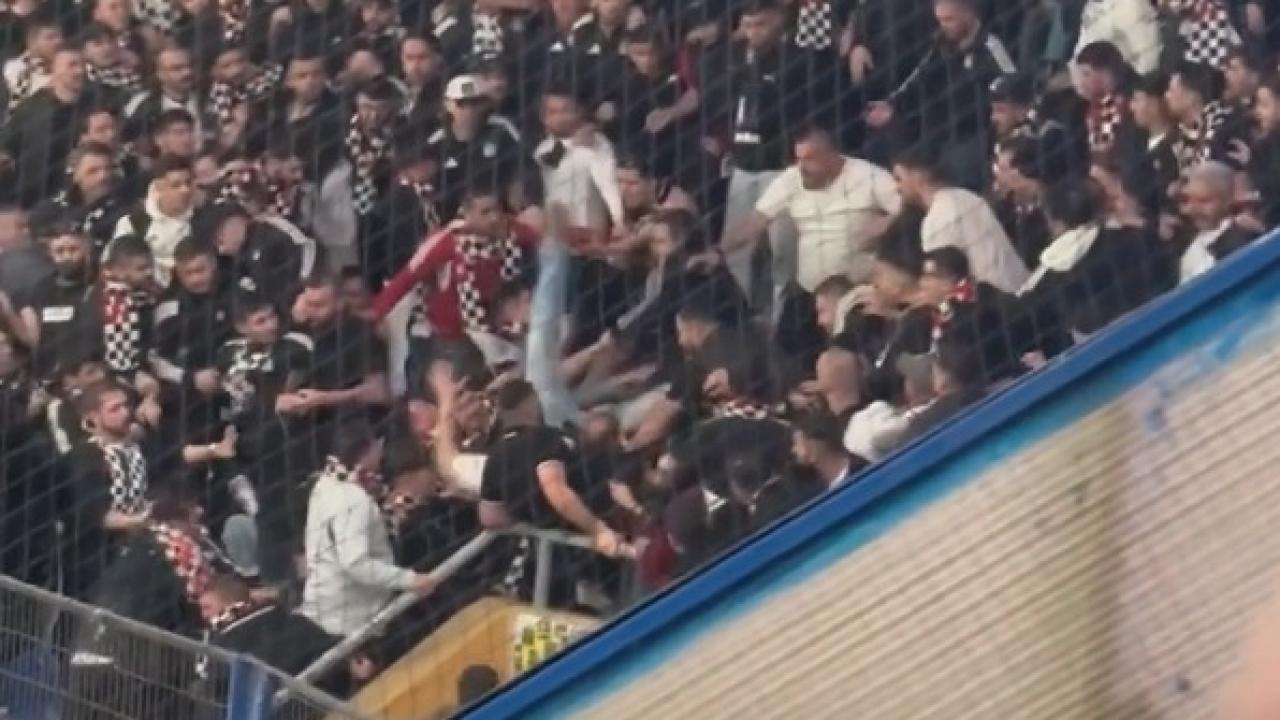 Beşiktaşlı taraftarlar derbide birbirlerine girdi! Fenerbahçeliler ‘Vur vur’ diye bağırdı