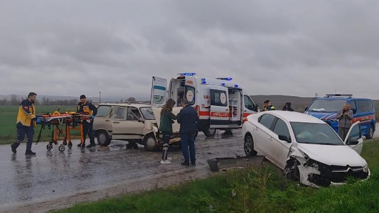 Çorum'da 2 araç kafa kafaya çarpıştı: 3 yaralı