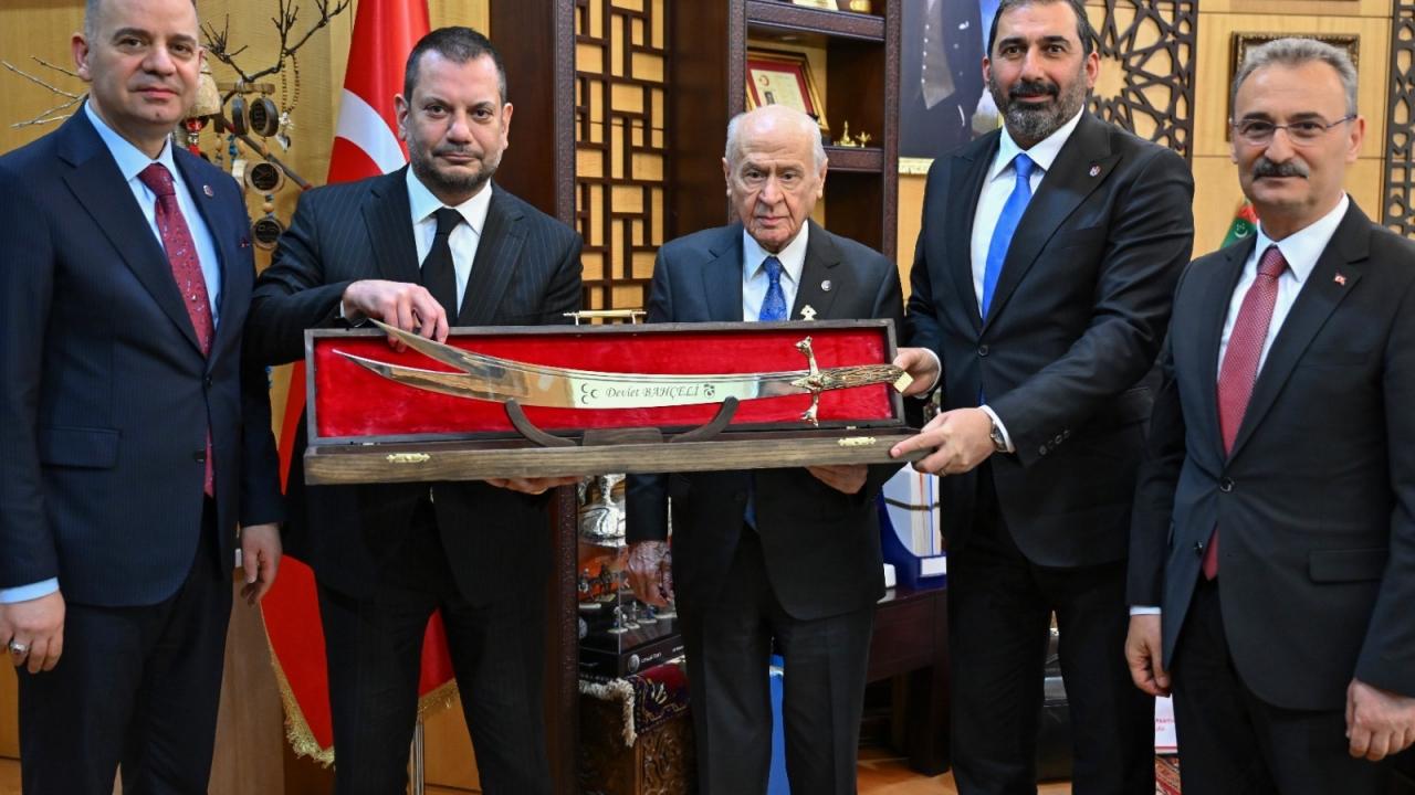 Devlet Bahçeli’ye anlam yüklü hediye: Trabzonspor’dan nostaljik jest