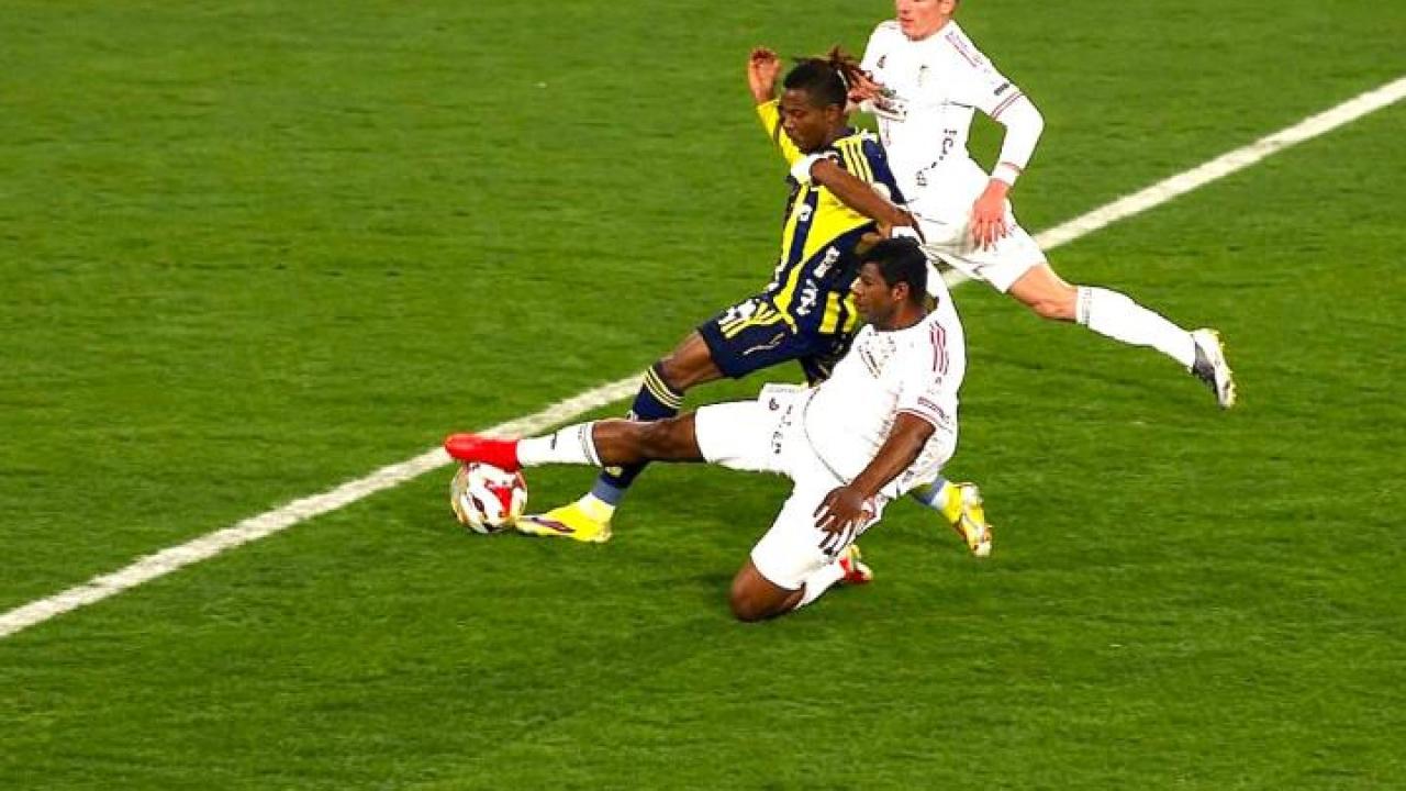 Dünyaca ünlü eski hakem Fenerbahçe-Beşiktaş derbisindeki penaltı kararı sonrası çıldırdı!