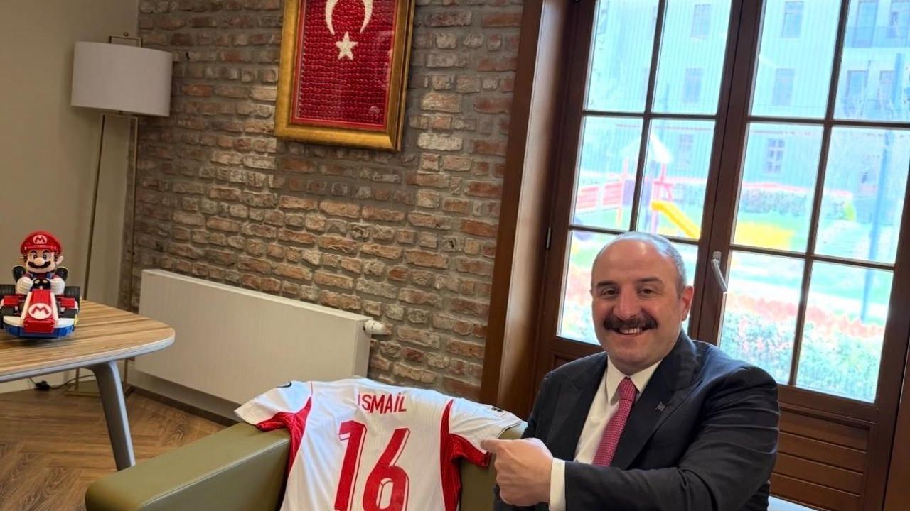 İsmail Yüksek'ten Mustafa Varank'a anlamlı hediye!