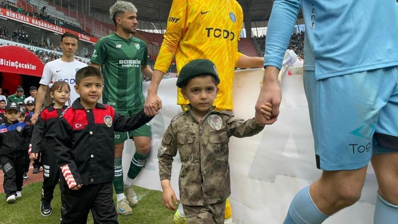 Minik taraftarlar Polis Haftası kapsamında üniforma ile sahaya çıktı
