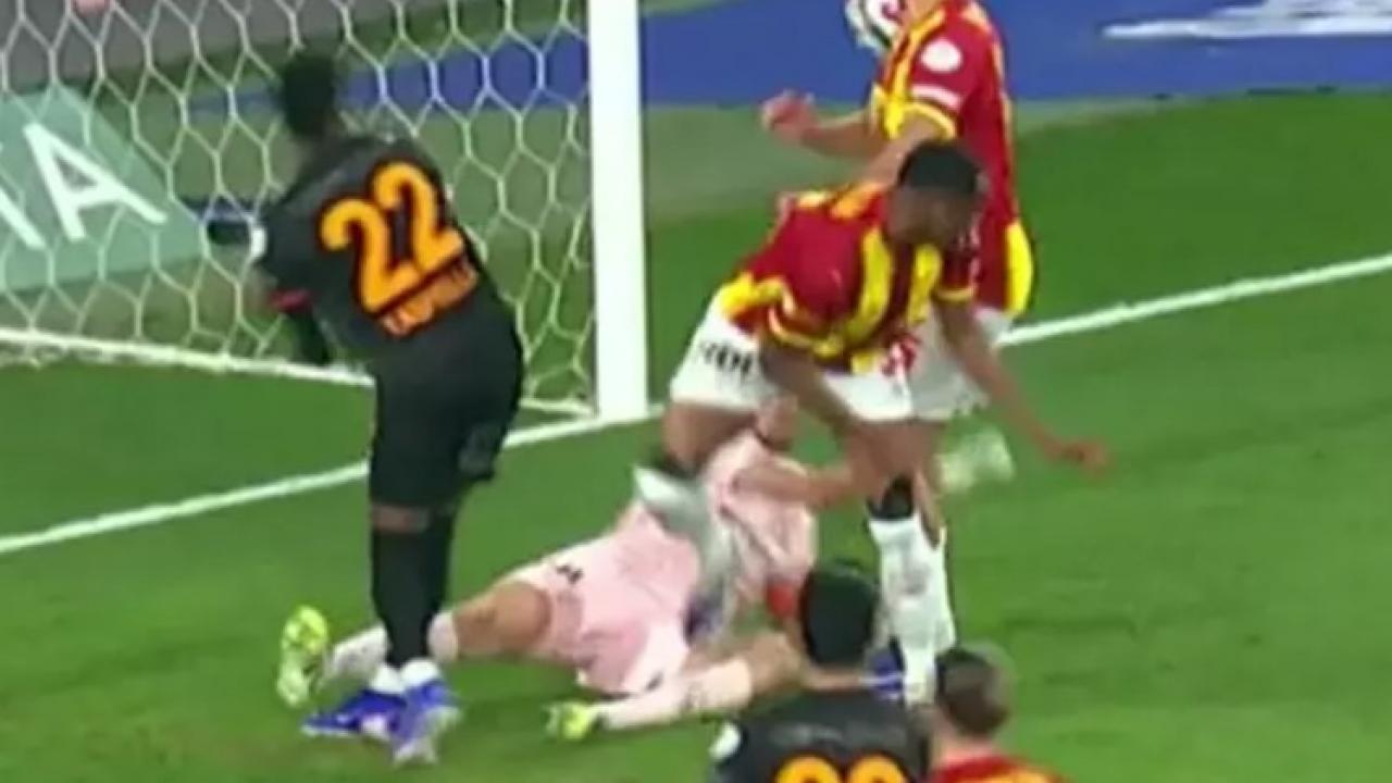 Okan Buruk ve G.Saraylılar isyan etmişti! Trio penaltı beklenen pozisyonda ters düştü