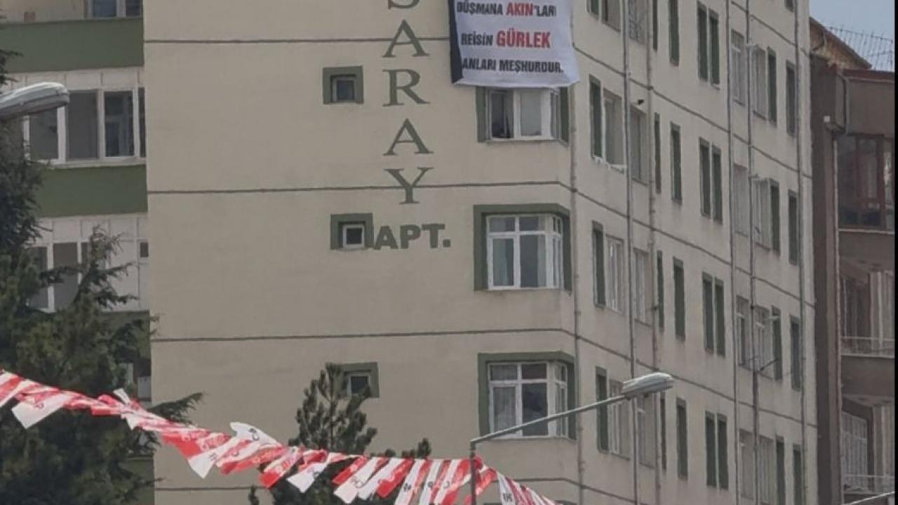 Özgür Özel'e pankart şoku! Mitingin öüne geçti! Çılgına döndü! Nasıl izin verirsiniz