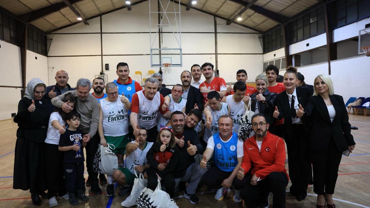 Parkede sevgi kazandı! Bakanı Bak, down sendromlu özel sporcularla maç yaptı