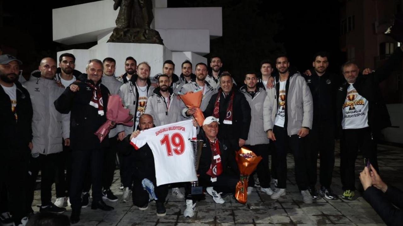 Sungurlu'da 'Efeler Ligi' coşkusu! Şampiyonluk sevinci meydana taştı
