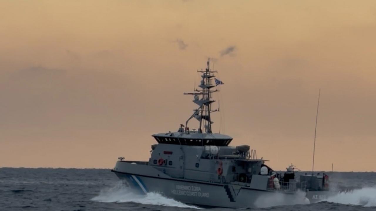 Yunan gemisi, Türk balıkçıları taciz etti! Hareketli anlar anbean kamerada