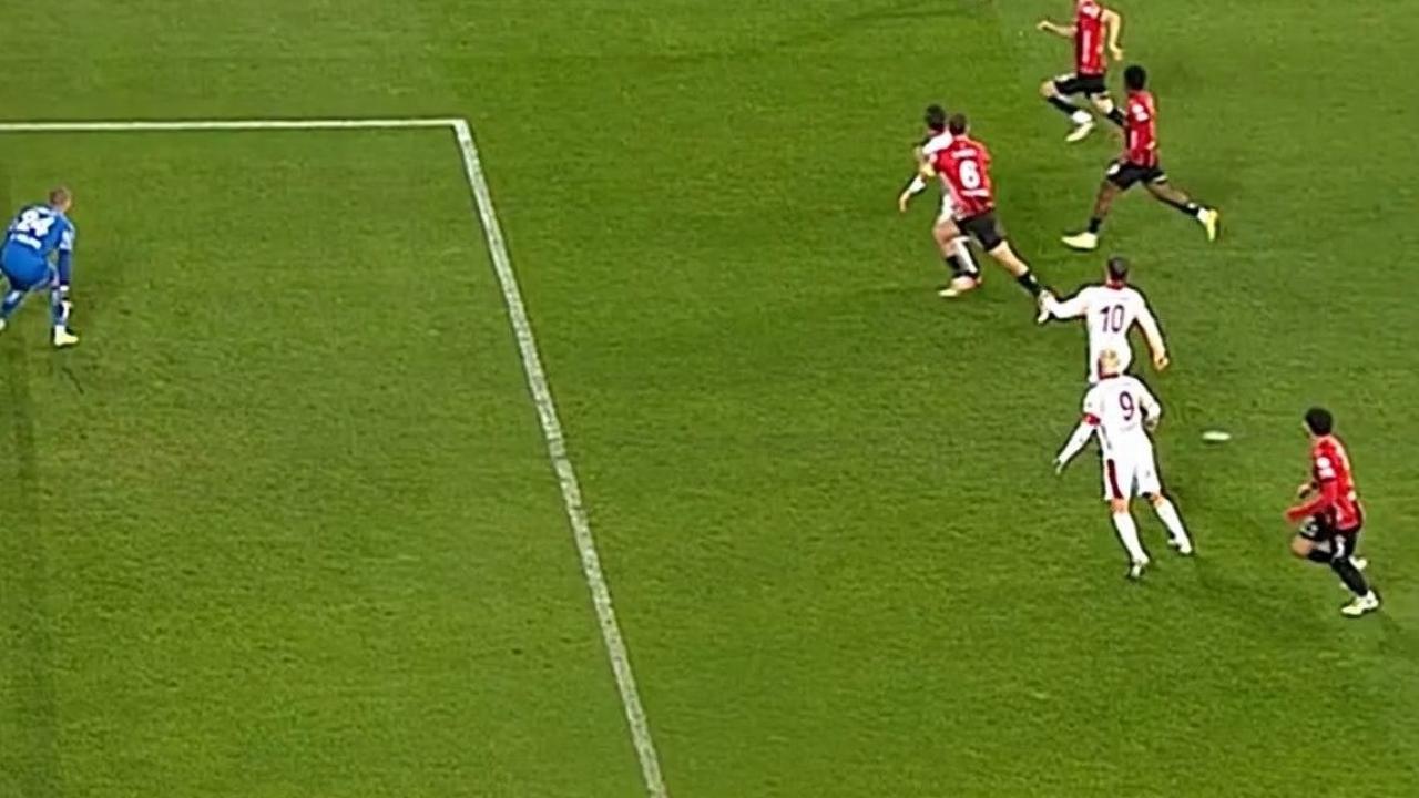 3 dakikalık VAR incelemesi! Galatasaray'ın golü ofsayta takıldı