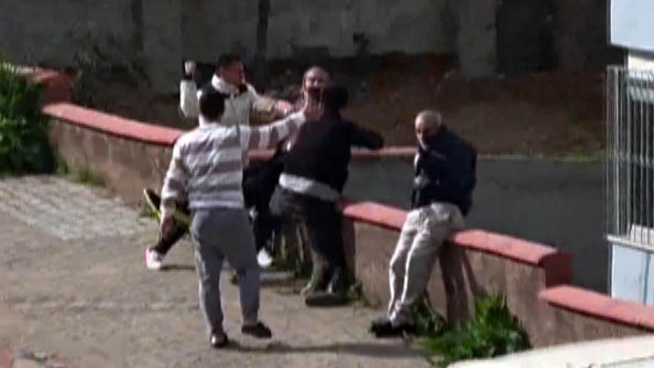 Engelli babasını azarladığını sandılar: Mahalleli meydan dayağı çekti