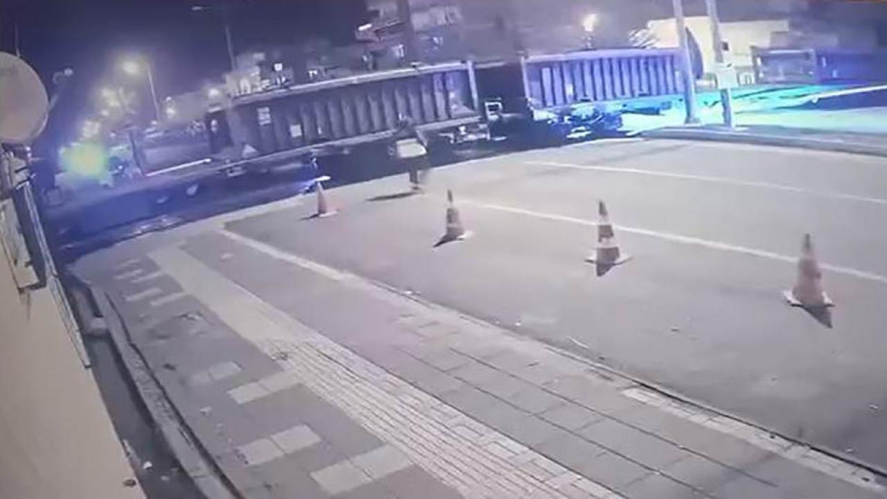 Diyarbakır'da otomobil trenle çarpıştı! Barikatlara rağmen geçti...