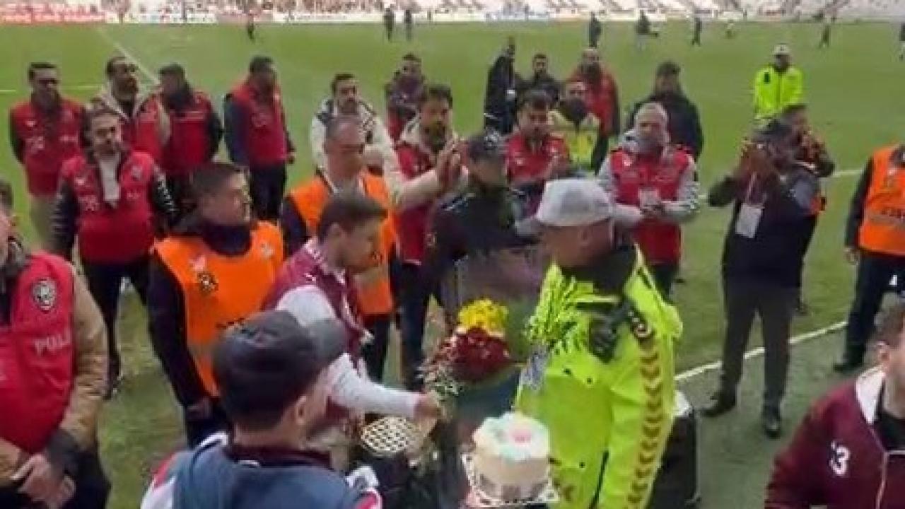 Elazığspor taraftarından polislere çiçek