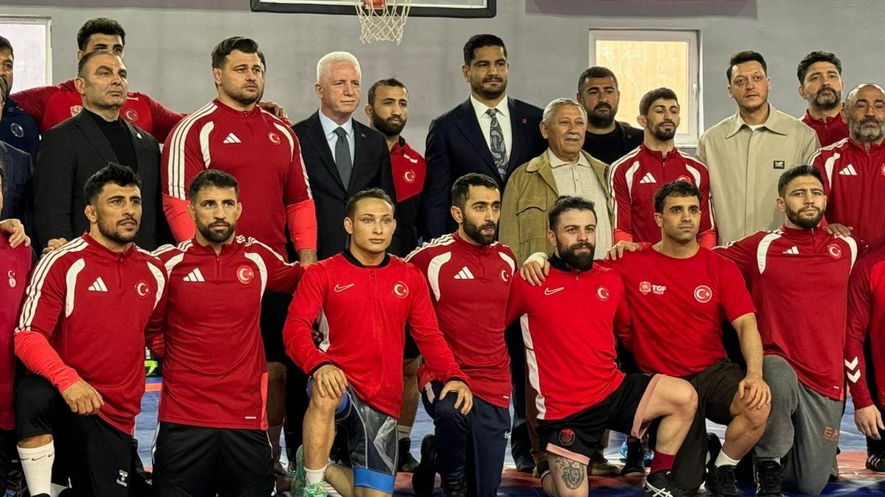 Vali Gül ve Mesut Özil'den milli güreşçilere ziyaret