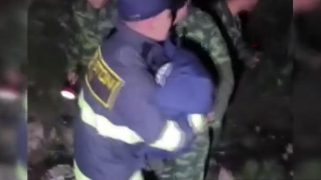 Zirvede korku dolu saatler: Kayıp çocuk karlar içinde hayata tutundu