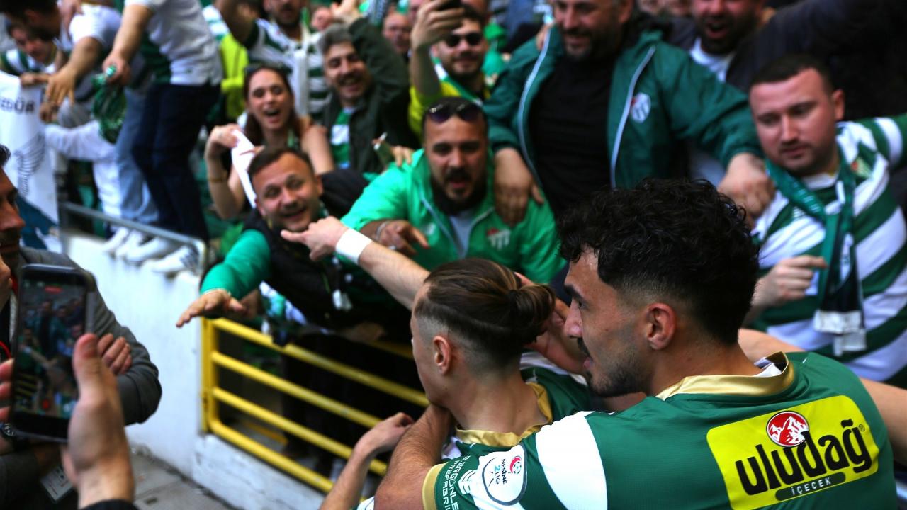 1. Lig tarihinde görülmemiş rekor! Bursaspor taraftarı Süper Lig için gemileri yaktı
