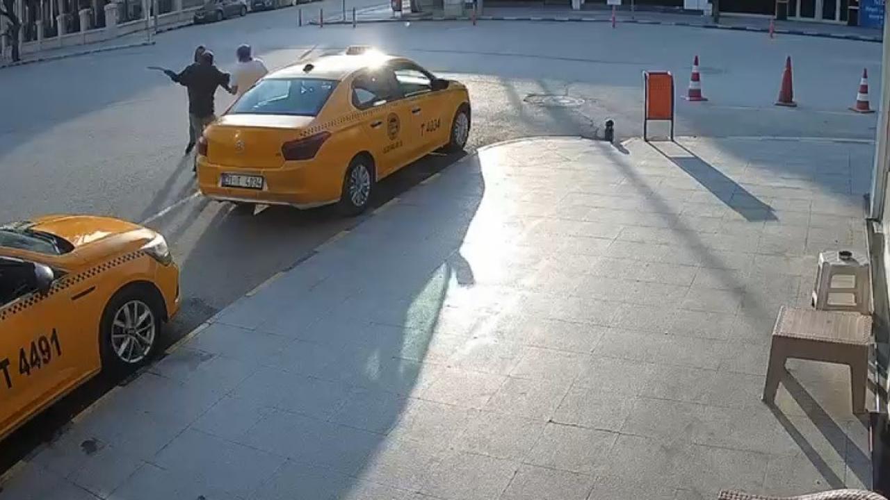 Hatay'da dehşet saati: Bir saatte üç kişiyi satırla yaraladı