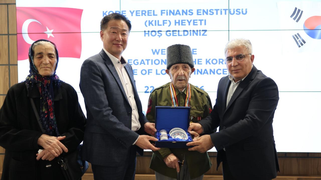 Bağcılar Belediyesi’nde duygulandıran an! Koreli heyet 97 yaşındaki gaziyle buluştu