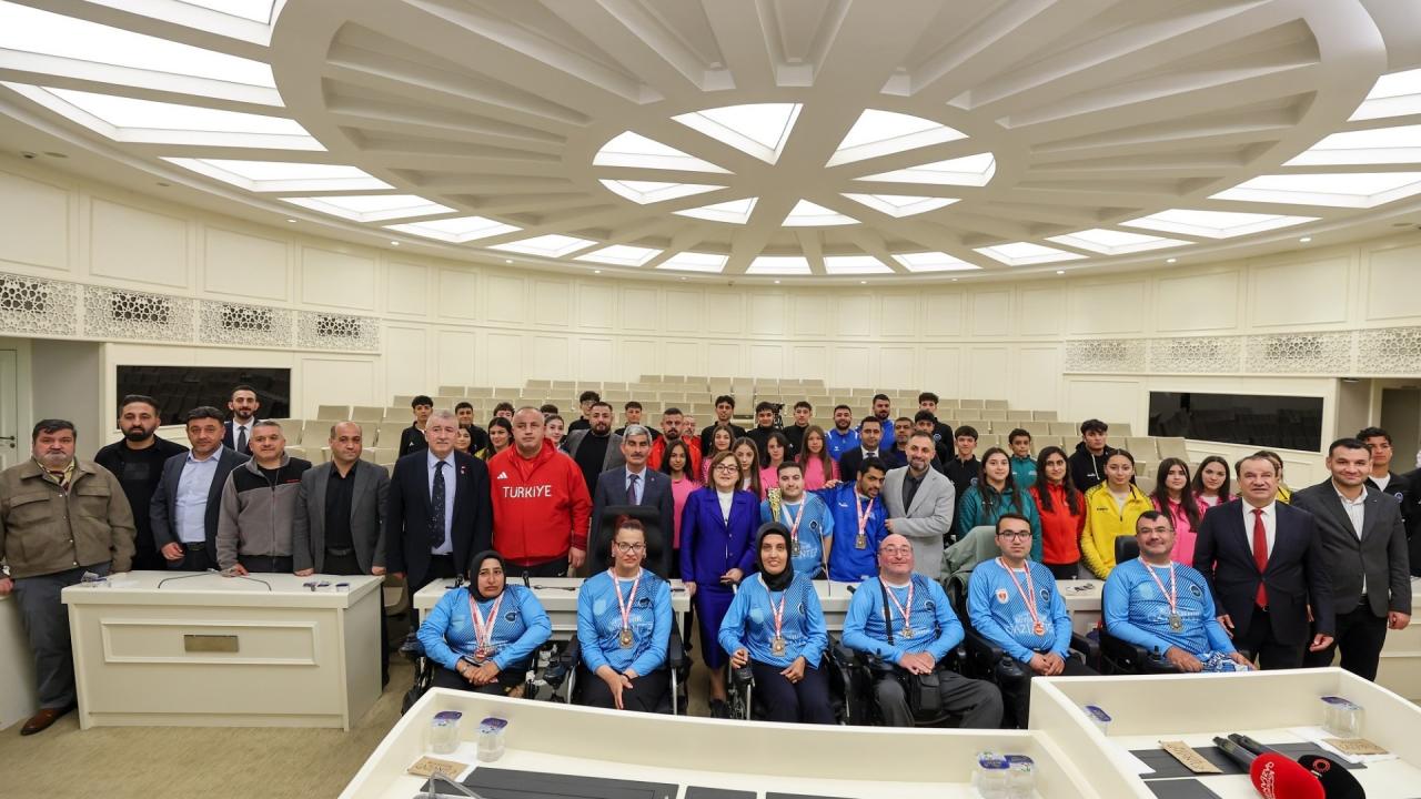 Başkan Şahin, başarılı sporcularla bir araya geldi