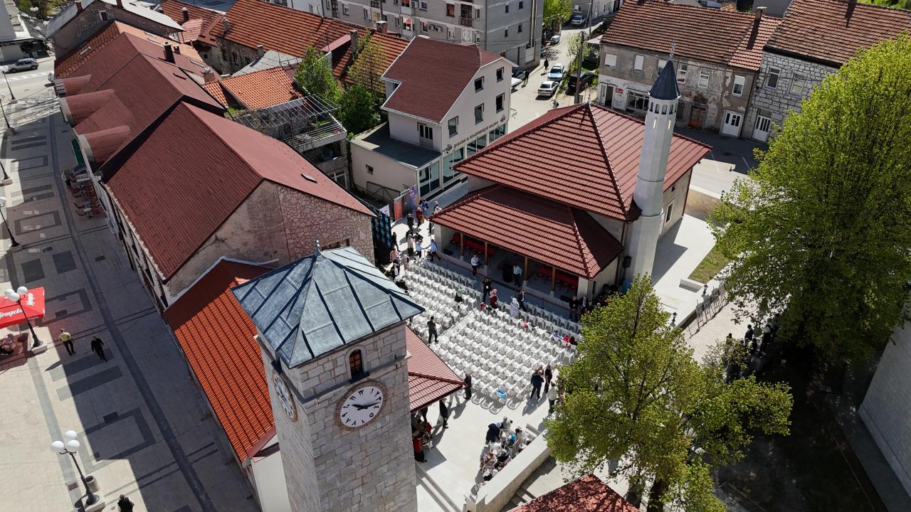 Bosna Savaşı'nda yıkılan Dugalica Camisi ibadete açıldı