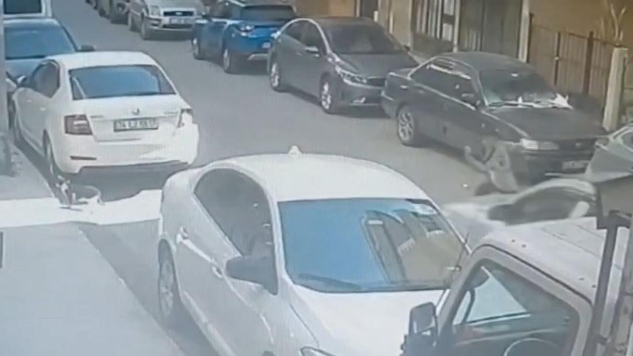 Pendik'te araçların arasından yola fırlayan çocuğa otomobil çarptı