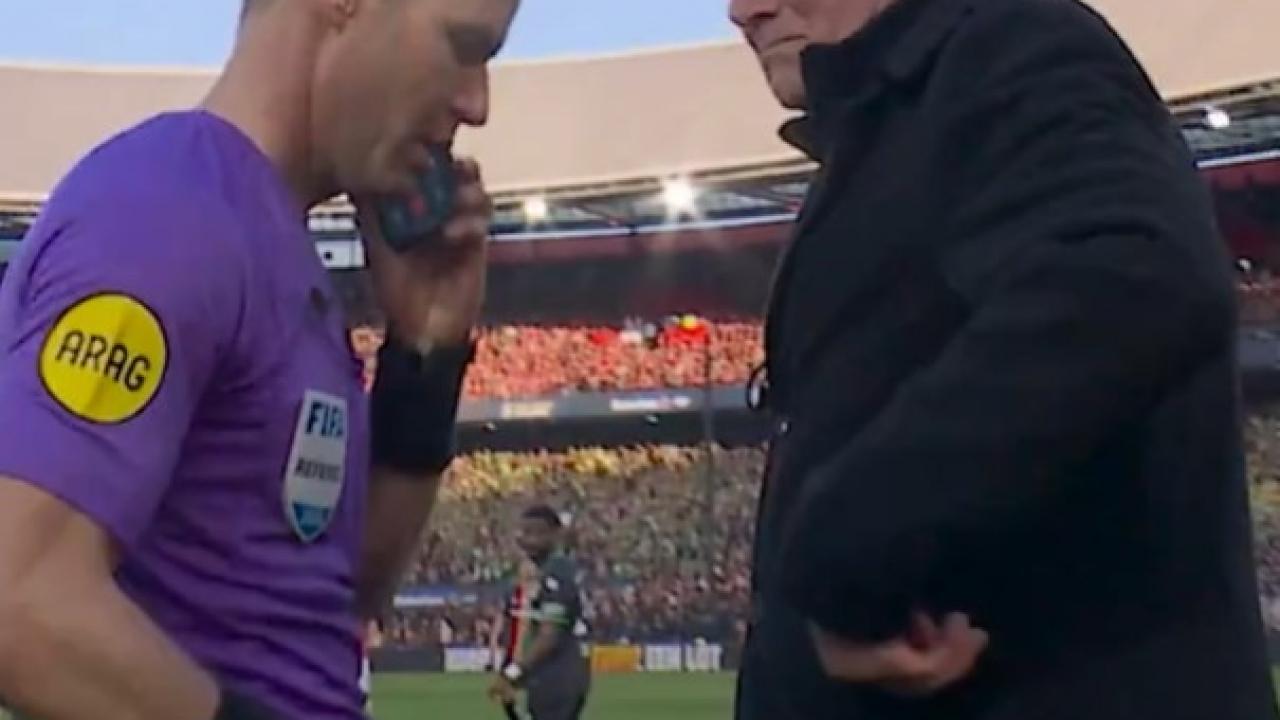 Finalde görülmemiş anlar! Hakem saha kenarında telefonla konuştu: Espriler havada uçuştu