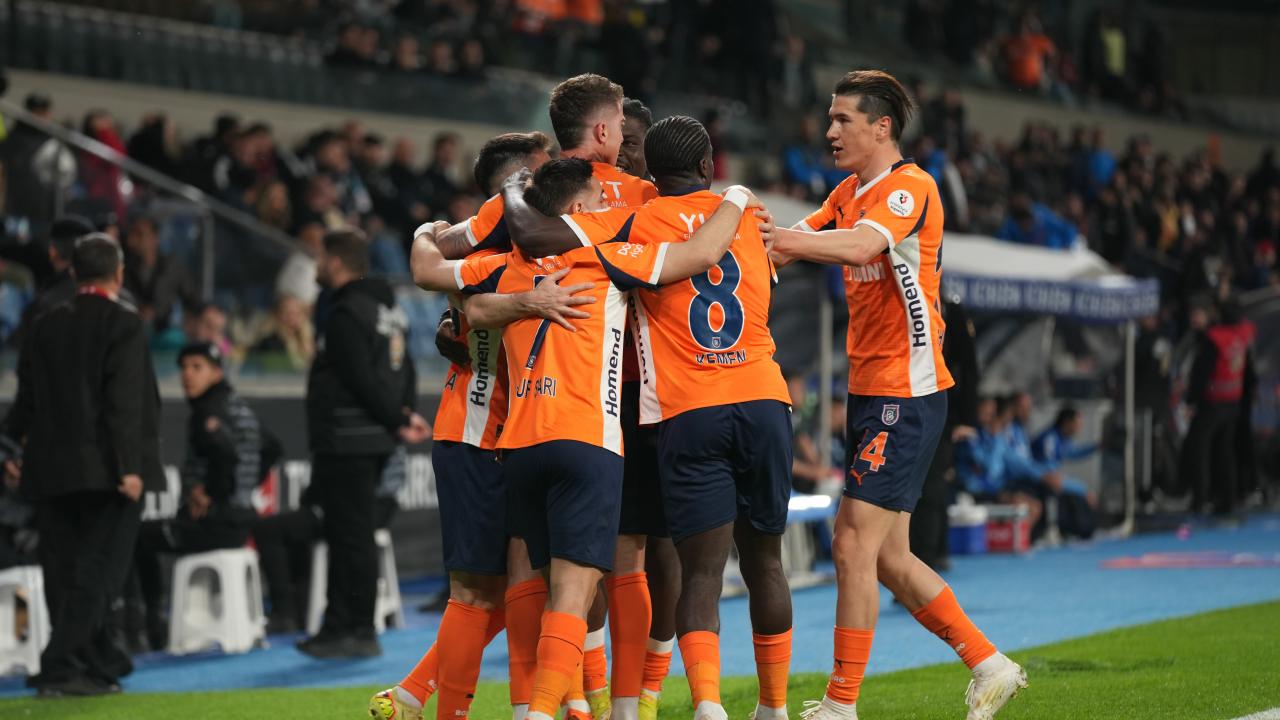 İstanbul derbisi nefesleri kesti! 4 gol 1 kırmızı kart