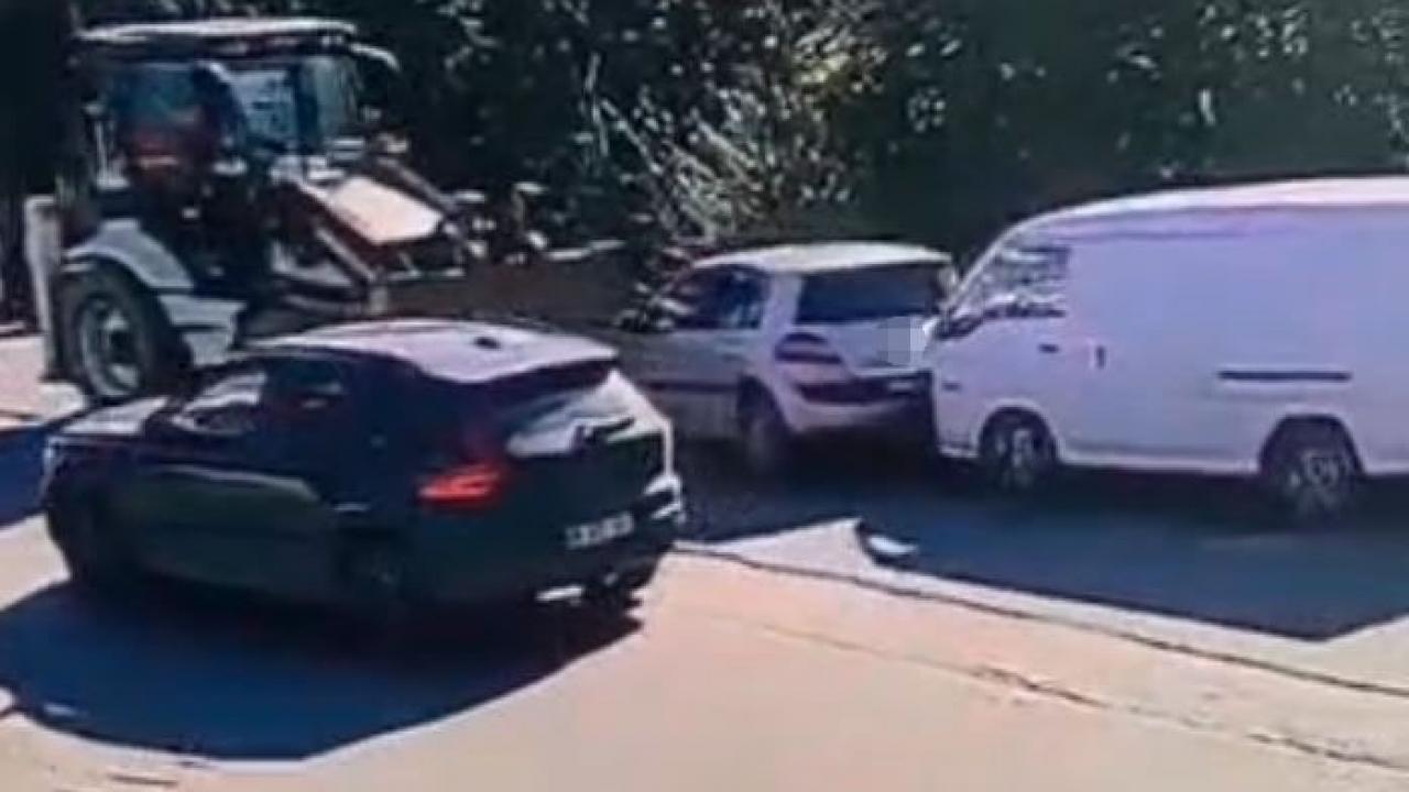 İstanbul'da korkunç kaza: Kontrolden çıkan kepçe araçları biçti