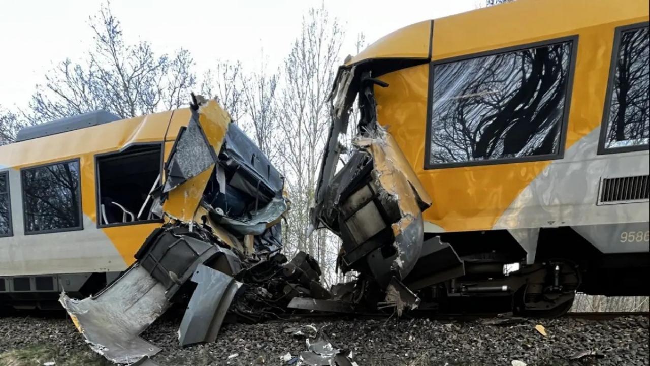 Danimarka'da iki tren kafa kafaya çarpıştı