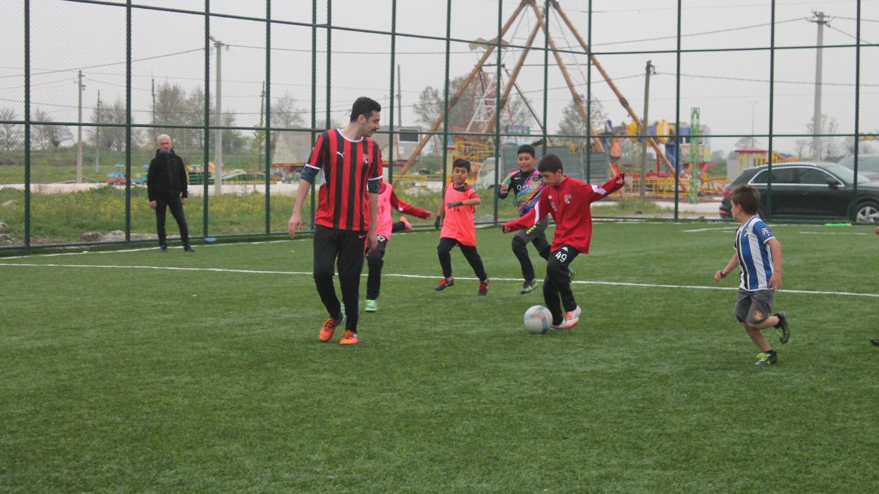 Kaymakam sahaya indi! 4. sınıf öğrencileriyle maç yaptı