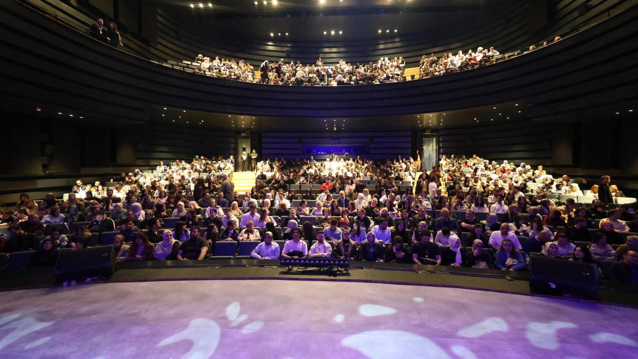 Konya Şehir Tiyatrosu 'Kafesten Bir Kuş Uçtu' adlı tiyatro oyununu ilk kez sahneledi