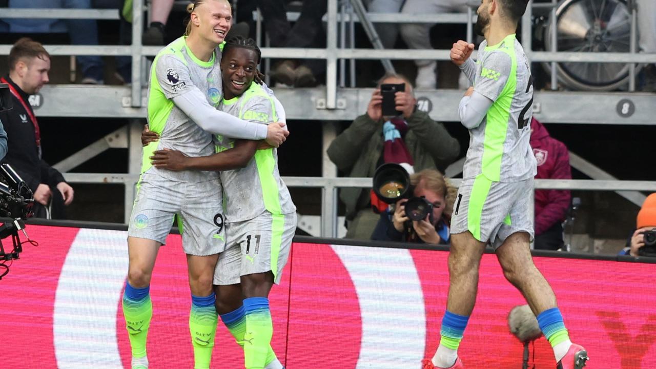 Liderliği alan Manchester City, Burnley'i küme düş…