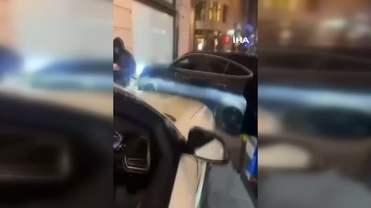 Lüks otomobil yayaların arasına daldı: Sosyal medya ünlüsü ağır yaralandı