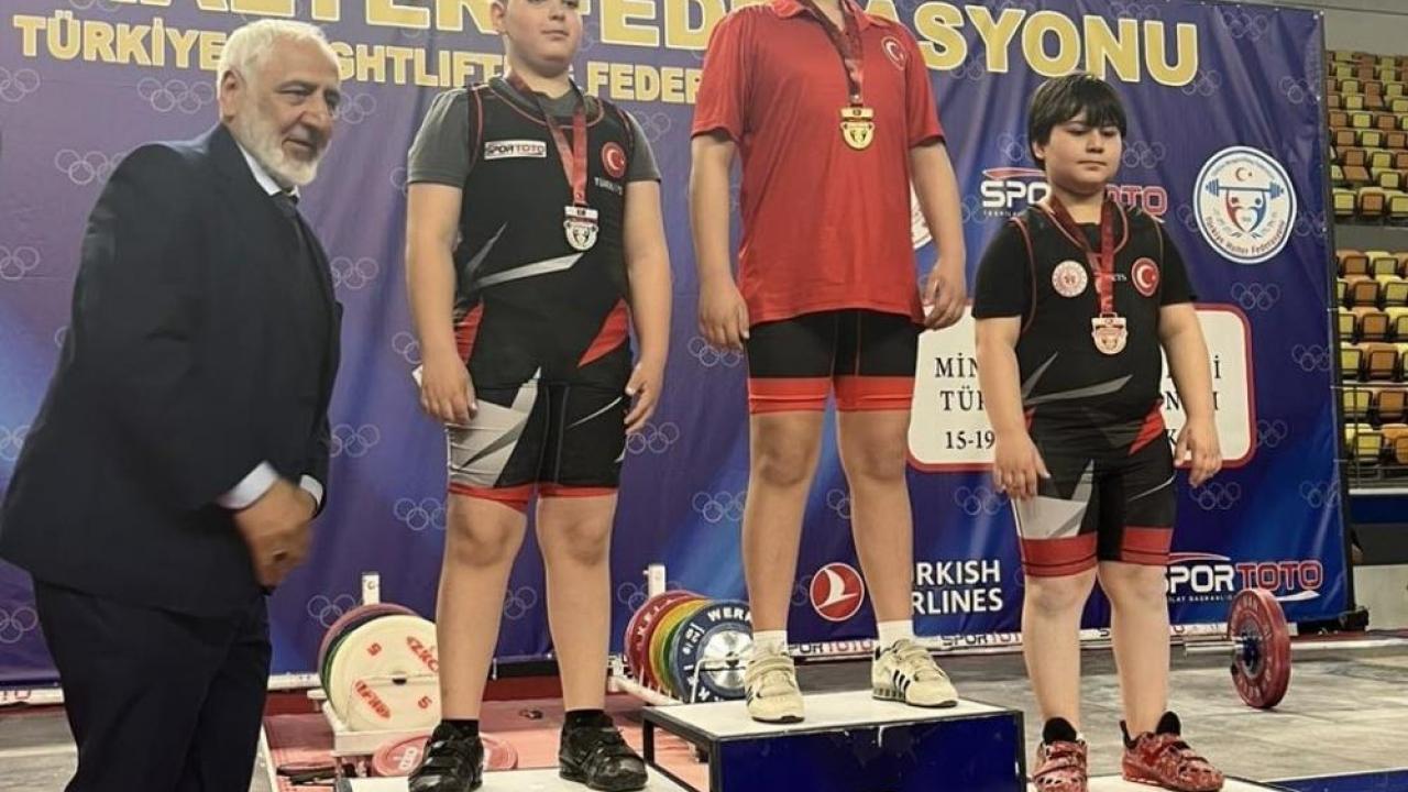 Minik halterci Taha Toprak, Türkiye 2'ncisi oldu