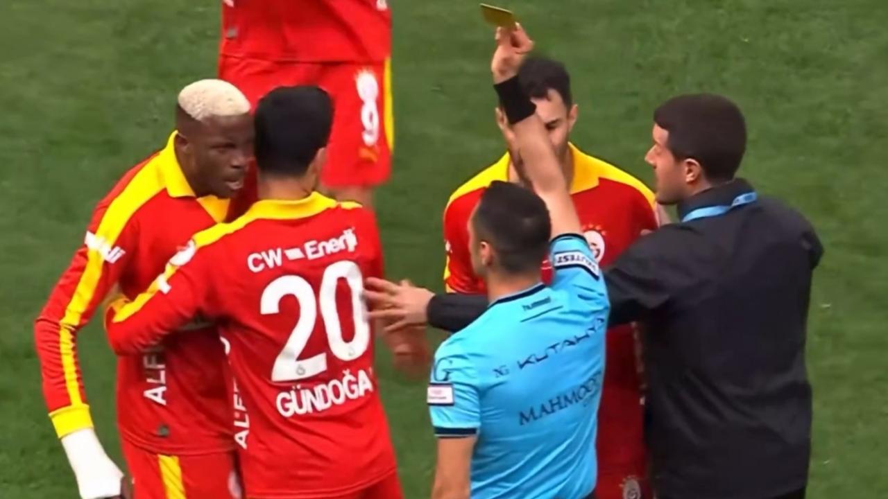 Osimhen'den hakeme görülmemiş tepki! Takım arkadaşları araya girdi