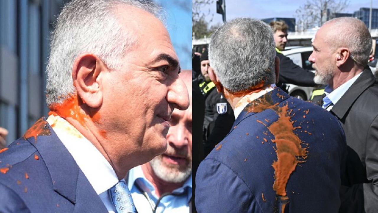 Rıza Pehlevi'ye kırmızı sıvı atıldı