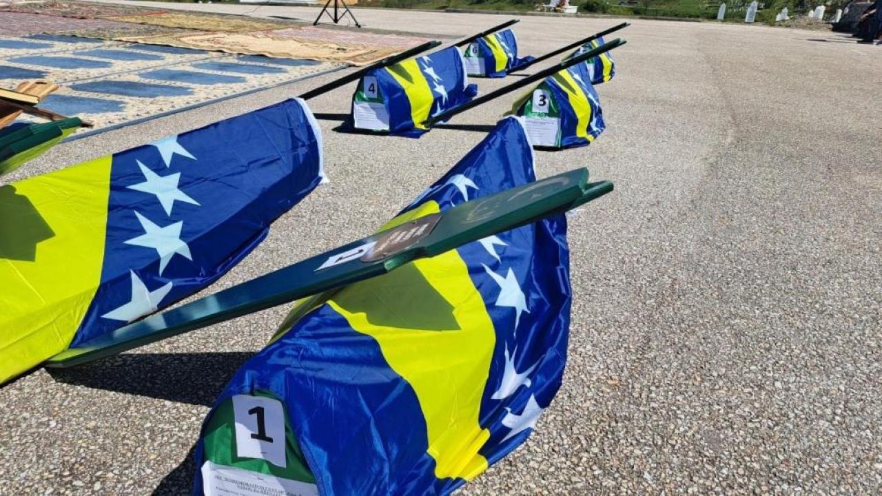 Savaşta bedenleri parçalanan 6 Boşnak 30 yıl sonra toprağa verildi