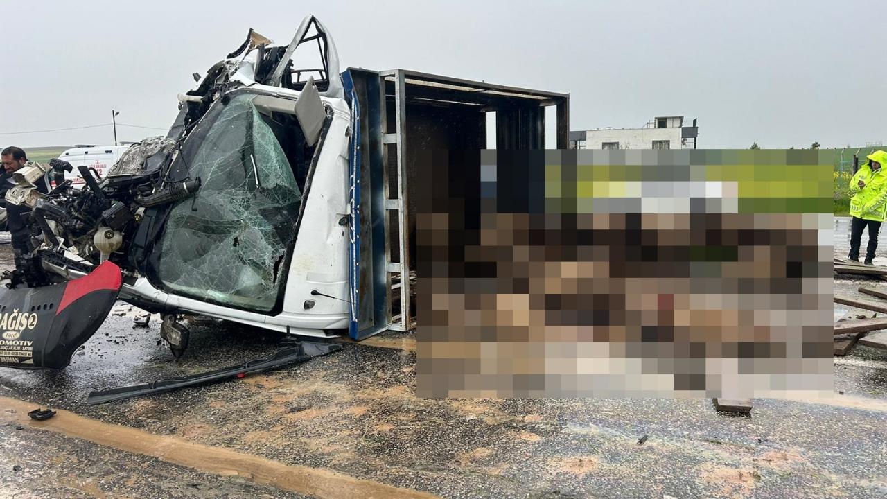 Siirt’te koyun yüklü kamyonet ile otomobil çarpıştı: 2 ölü, 3 yaralı