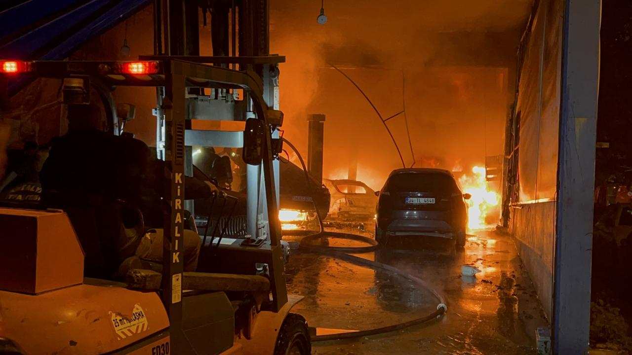 Tamirhanede yangın! 5 araç alev alev yandı