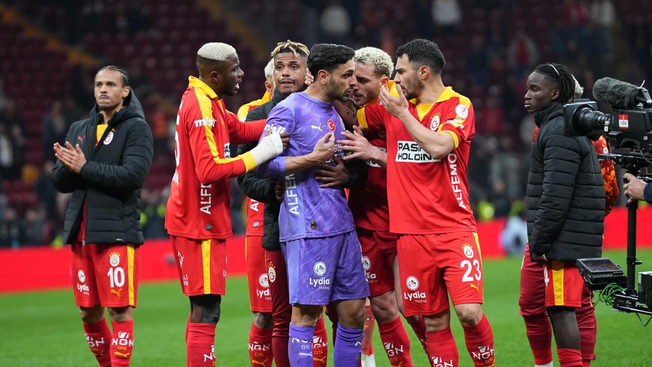 Taraftarlar önce ıslıkladı! Maçtan sonra destek verdiler