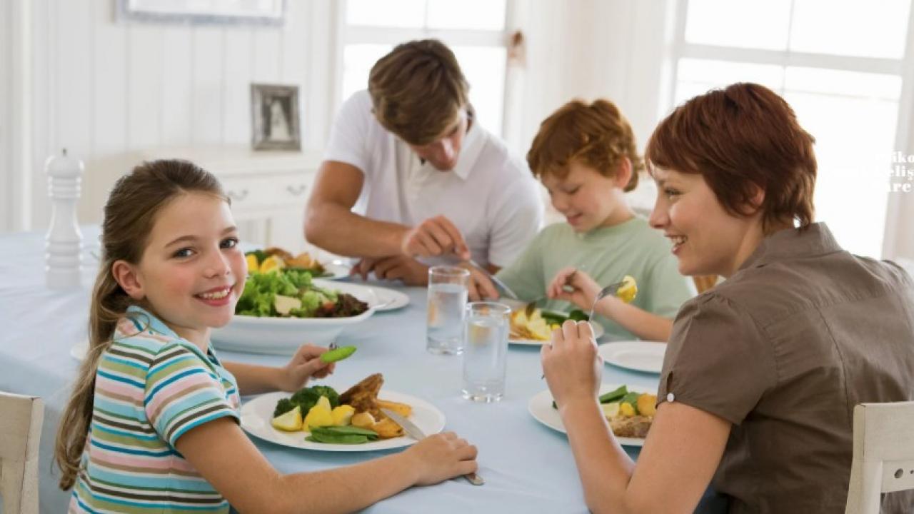 Uzman isimden dikkat çeken öneri: 'Çocuklarla aynı sofraya oturun'