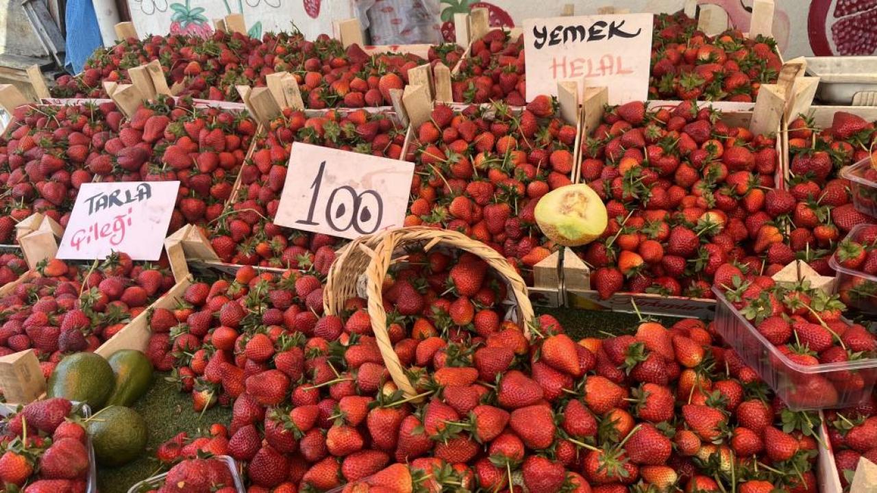 Yaz meyveleri tezgahlara çıktı! Çilek 100 lira, erik 200 lira...