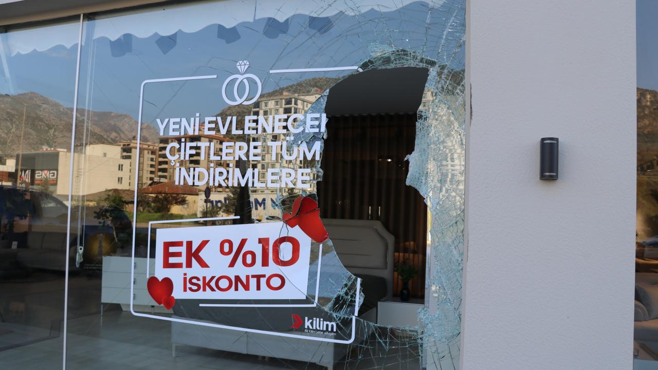 Amasya'da kamyonun yerinden çıkan tekerleği mobilya mağazasına girdi