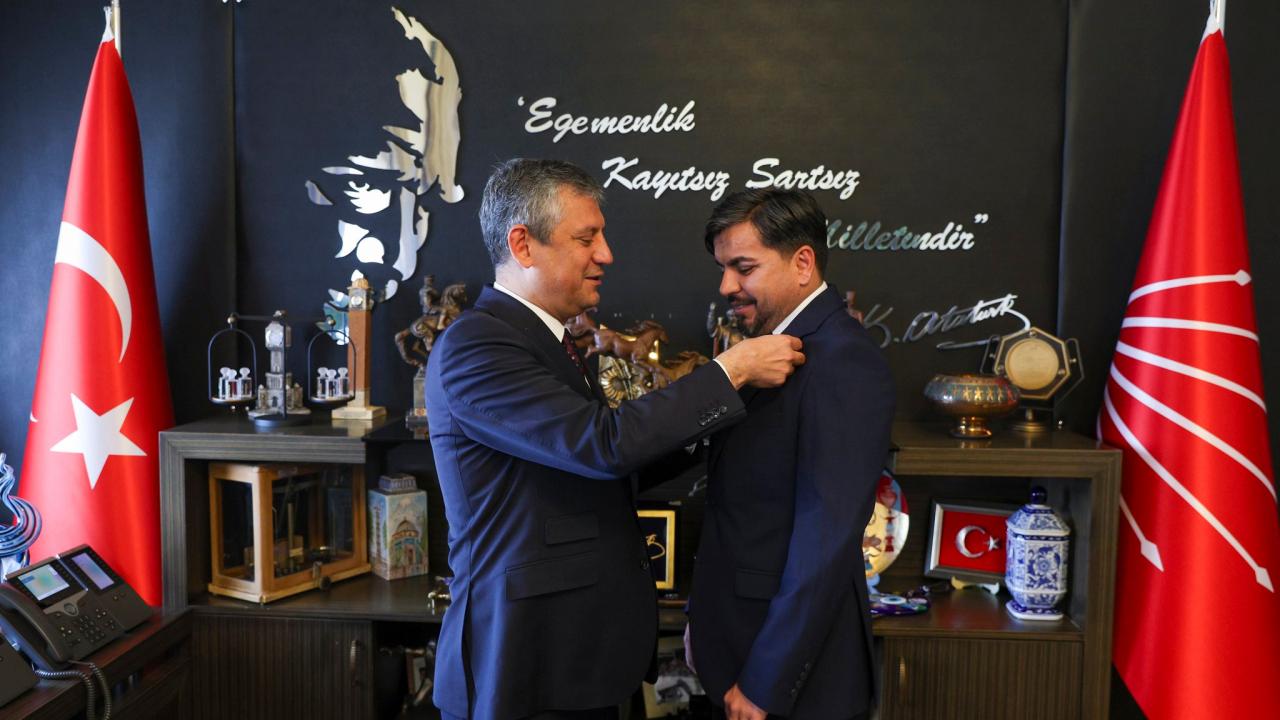 Arif Kocabıyık CHP'ye transfer oldu! Rozetini Özgür Özel taktı! Partililer isyan etti