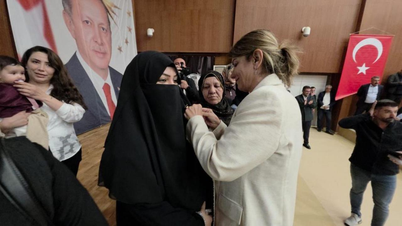 CHP ve YRP’den ayrılan 100 kişi AK Parti’ye katıldı