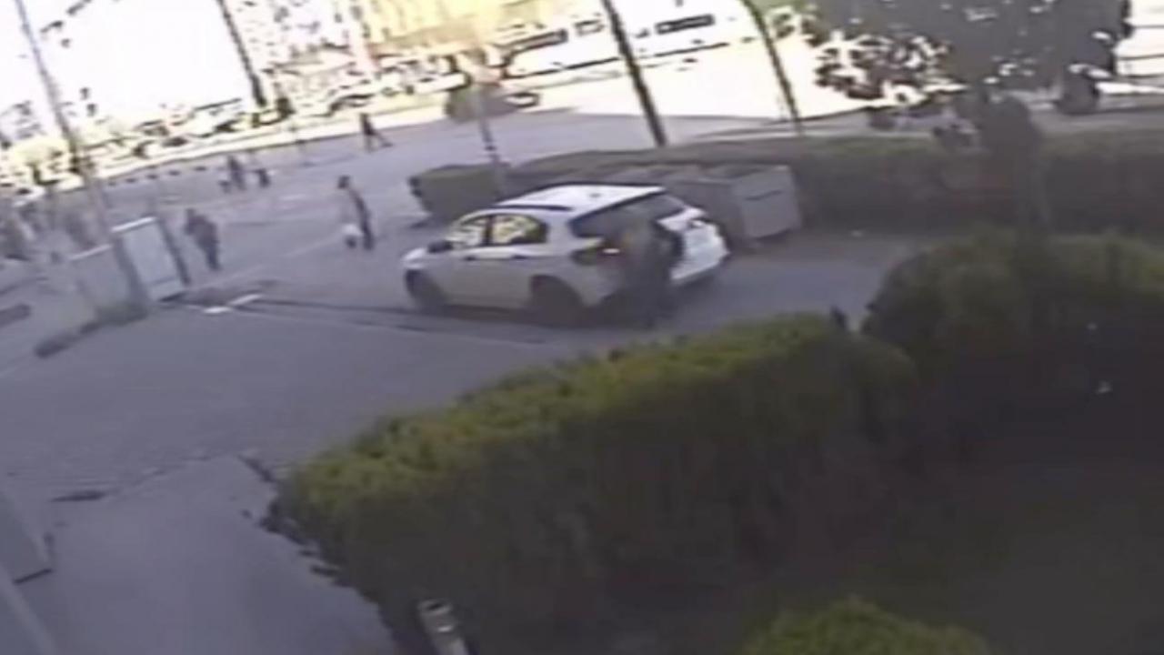 Eskişehir’de dehşet anları: Geri manevra yapan otomobil kadını altına aldı