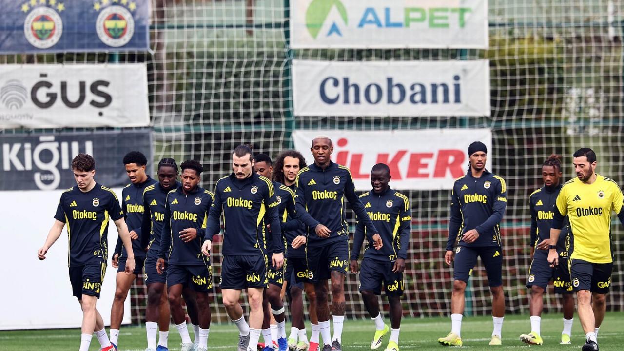 Fenerbahçe'de futbolcular kazan kaldırdı! O ismi istemiyorlar