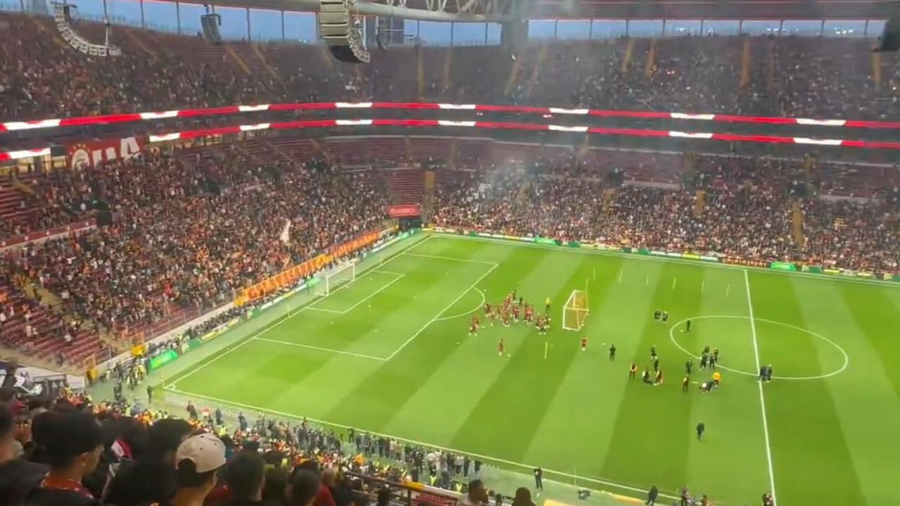 Final maçı gibi antrenman! Eski yıldızlar akın etti: Tam 40 bin kişi izledi