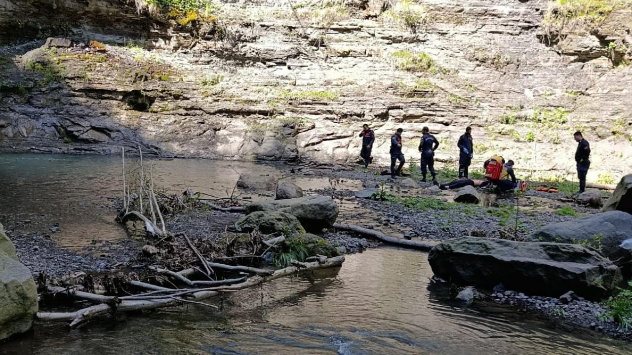 Gezmek için gittiği şelalede başına kaya parçası düşen Ogün hayatını kaybetti