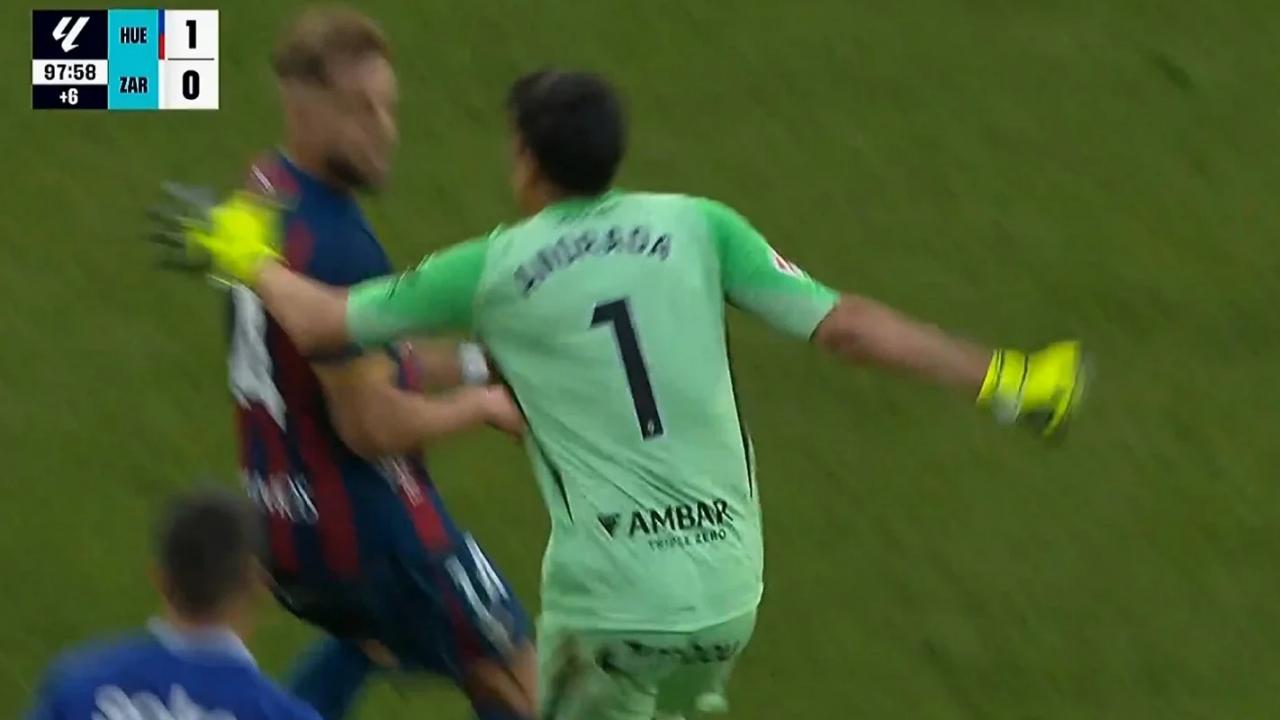 Kırmızı kart görüp rakibine yumruk atmıştı! Tecrübeli kaleciye ağır fatura