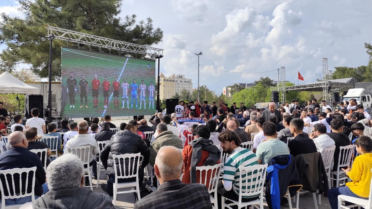 Mardin taraftarları play-off maçını dev ekranda takip etti!